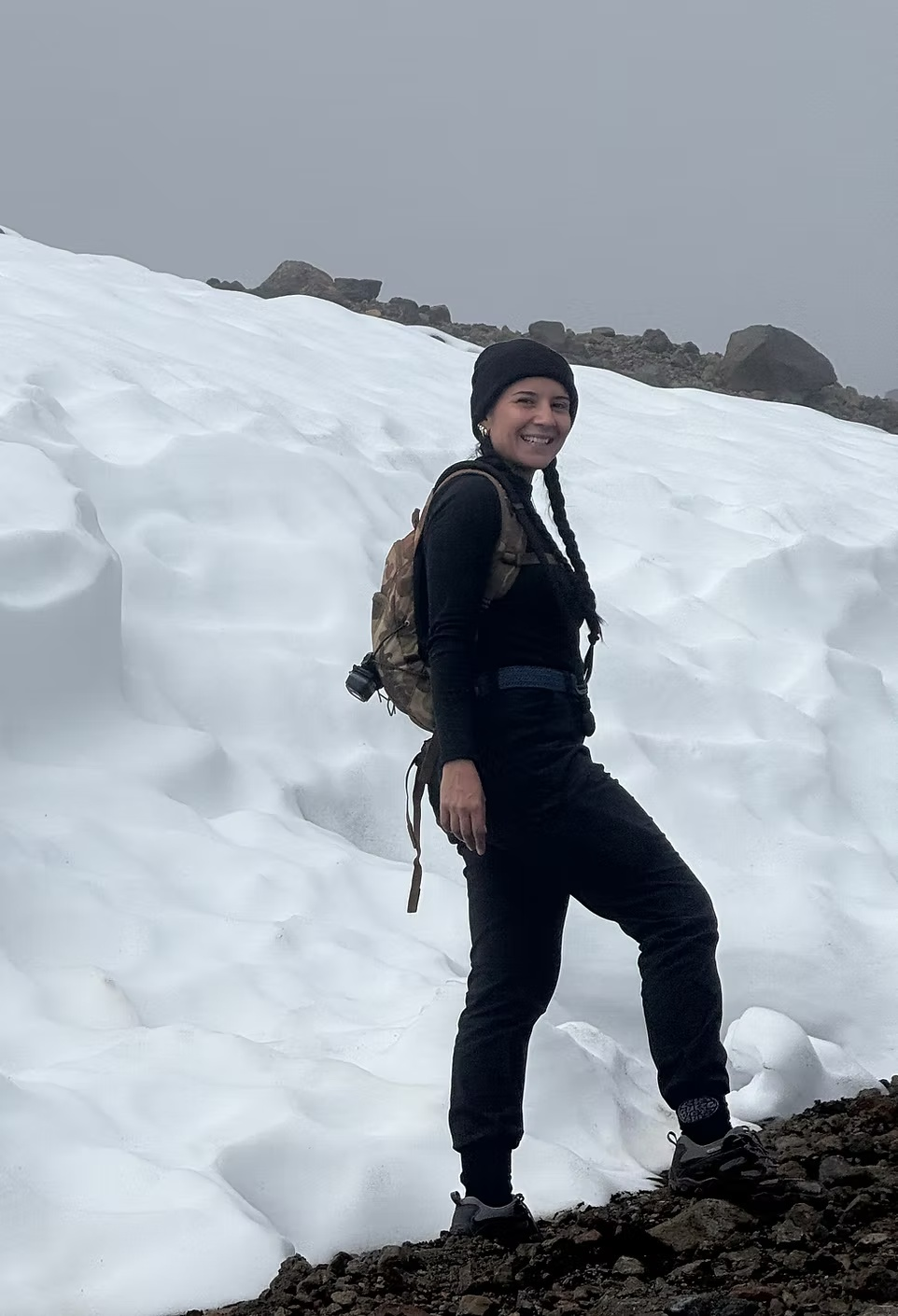 Chiara sorride accanto a un sentiero di montagna innevato